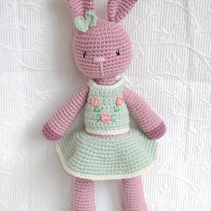 Nyuszi lány - menta ruhában, hímzett rózsákkal - amigurumi  - játék & sport - baba & babaház - öltöztethető baba - Meska.hu