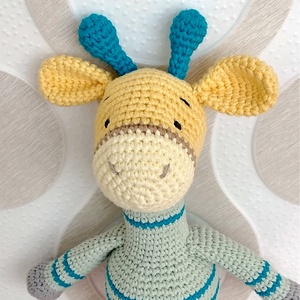 Zsiráf  - menta pulcsi - bordó nadrág - amigurumi - horgolt figura - játék & sport - plüssállat & játékfigura - zsiráf - Meska.hu