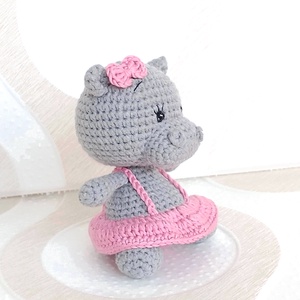 Víziló kislány - szürke - rózsaszín ruhában - amigurumi - horgolt víziló - játék & sport - baba & babaház - öltöztethető baba - Meska.hu