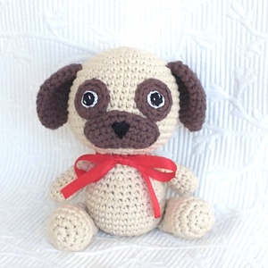 Egyedi - horgolt - Mopsz kutya - piros szalagos - amigurumi marokfigura - játék & sport - plüssállat & játékfigura - kutya - Meska.hu