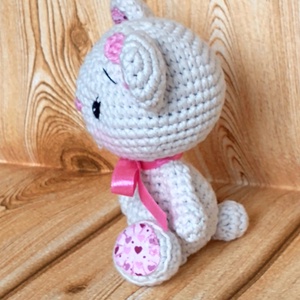  Maci lány - rózsaszín - szívecskés - egyedi - horgolt marokállat - amigurumi - játék & sport - plüssállat & játékfigura - maci - Meska.hu