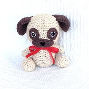 Mopsz kutya - piros szalagos - amigurumi marokfigura, Játék & Sport, Plüssállat & Játékfigura, Kutya, Hímzés, Horgolás, MESKA