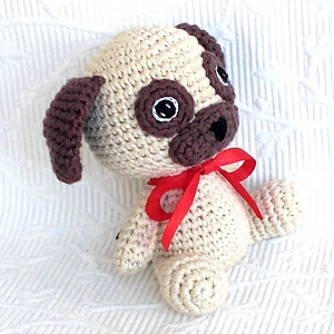 Mopsz kutya - piros szalagos - amigurumi marokfigura - játék & sport - plüssállat & játékfigura - kutya - Meska.hu
