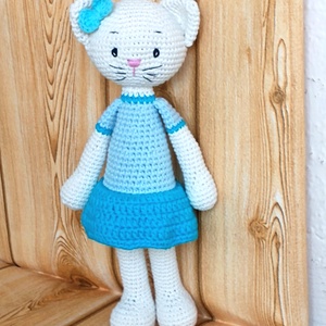fehér Cica kislány - kék ruhás - egyedi - amigurumi - horgolt cica baba - játék & sport - plüssállat & játékfigura - cica - Meska.hu