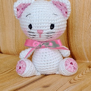 Szívecskés - horgolt kis cica figura - pink szalagos, Játék & Sport, Plüssállat & Játékfigura, Cica, Hímzés, Horgolás, MESKA