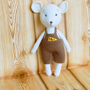 Fehér egér fiú - horgolt-barna nadrágban- hímzett sajt díszítéssel - amigurumi - játék & sport - plüssállat & játékfigura - egér - Meska.hu