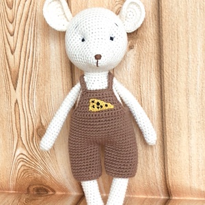 Fehér egér fiú - horgolt-barna nadrágban- hímzett sajt díszítéssel - amigurumi - Meska.hu