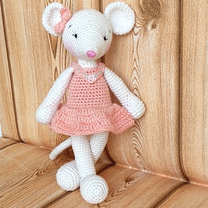 Egér kislány - barackszínű ruhában - egyedi horgolt amigurumi - játék & sport - plüssállat & játékfigura - egér - Meska.hu