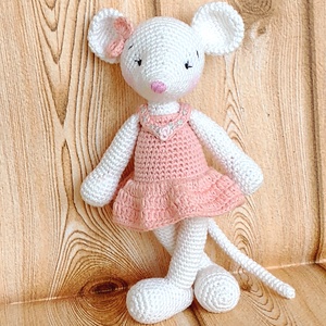 Egér kislány - barackszínű ruhában - egyedi horgolt amigurumi - játék & sport - plüssállat & játékfigura - egér - Meska.hu