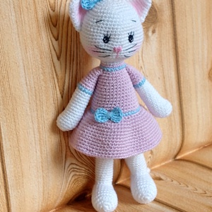 Horgolt fehér Cica - rózsaszín ruhás - kék szalagos - amigurumi - játék & sport - plüssállat & játékfigura - cica - Meska.hu