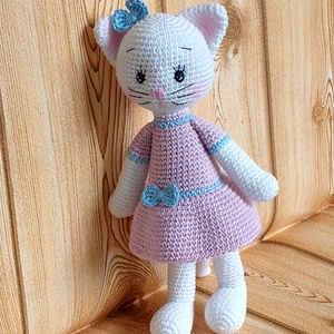Horgolt fehér Cica - rózsaszín ruhás - kék szalagos - amigurumi - játék & sport - plüssállat & játékfigura - cica - Meska.hu