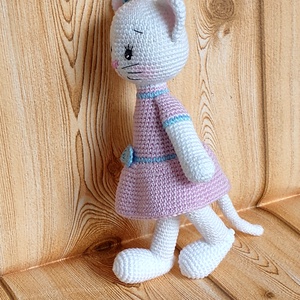 Horgolt fehér Cica - rózsaszín ruhás - kék szalagos - amigurumi - játék & sport - plüssállat & játékfigura - cica - Meska.hu