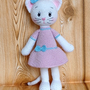 Horgolt fehér Cica - rózsaszín ruhás - kék szalagos - amigurumi, Játék & Sport, Plüssállat & Játékfigura, Cica, Horgolás, MESKA