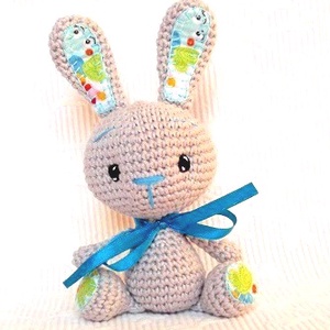 Egyedi- horgolt nyuszi - színes pamutvászonnal -szürkésdrapp-horgolt figura - Meska.hu