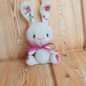 Nyuszi lány - rózsás  - pöttyes szalagos- amigurumi - horgolt marokállat, Játék & Sport, Plüssállat & Játékfigura, Nyuszi, Hímzés, Horgolás, Kedves  ajándék ez a cuki nyuszi lány.

Ez a cuki nyuszi lány egyedi minta alapján készült.
Tört fe..., MESKA