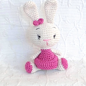 Nyuszi lány - pink ruhás - horgolt marokállat, Játék & Sport, Plüssállat & Játékfigura, Nyuszi, Hímzés, Horgolás, MESKA