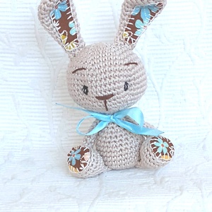 Egyedi- horgolt nyuszi - nefelejcses virágos -marokállat - játék & sport - plüssállat & játékfigura - nyuszi - Meska.hu