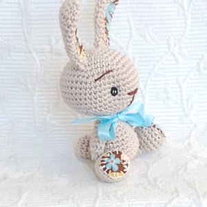 Egyedi- horgolt nyuszi - nefelejcses virágos -marokállat - játék & sport - plüssállat & játékfigura - nyuszi - Meska.hu