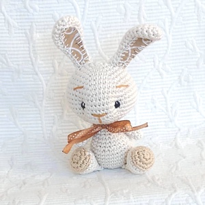 Horgolt Nyuszi  - óarany-pöttyes szalagos   - egyedi horgolt marokállat - játék & sport - plüssállat & játékfigura - nyuszi - Meska.hu