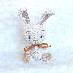 Horgolt Nyuszi  - óarany-pöttyes szalagos   - egyedi horgolt marokállat - játék & sport - plüssállat & játékfigura - nyuszi - Meska.hu