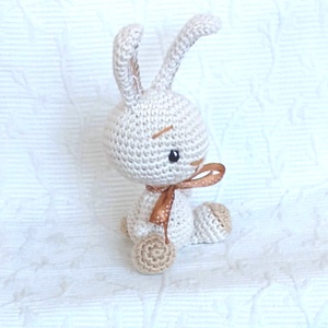 Horgolt Nyuszi  - óarany-pöttyes szalagos   - egyedi horgolt marokállat - játék & sport - plüssállat & játékfigura - nyuszi - Meska.hu