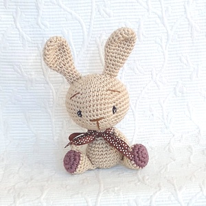  Drapp nyuszi- barna pöttyes szalaggal - amigurumi- marokállat - játék & sport - plüssállat & játékfigura - nyuszi - Meska.hu