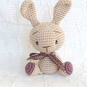  Drapp nyuszi- barna pöttyes szalaggal - amigurumi- marokállat - játék & sport - plüssállat & játékfigura - nyuszi - Meska.hu