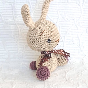  Drapp nyuszi- barna pöttyes szalaggal - amigurumi- marokállat, Játék & Sport, Plüssállat & Játékfigura, Nyuszi, Horgolás, MESKA
