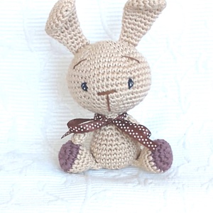 Drapp nyuszi- barna pöttyes szalaggal - amigurumi- marokállat - játék & sport - plüssállat & játékfigura - nyuszi - Meska.hu