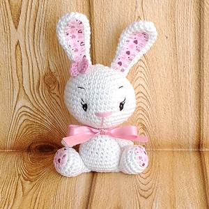 Fehér Nyuszi lány - szívecskés - púder szalagos-  horgolt marokállat - játék & sport - plüssállat & játékfigura - nyuszi - Meska.hu