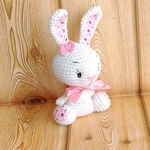 Fehér Nyuszi lány - szívecskés - púder szalagos-  horgolt marokállat - játék & sport - plüssállat & játékfigura - nyuszi - Meska.hu