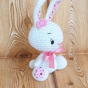 Fehér Nyuszi lány - szívecskés - púder szalagos-  horgolt marokállat - játék & sport - plüssállat & játékfigura - nyuszi - Meska.hu