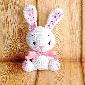 Fehér Nyuszi lány - szívecskés - púder szalagos-  horgolt marokállat, Játék & Sport, Plüssállat & Játékfigura, Nyuszi, Hímzés, Horgolás, MESKA