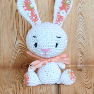 Nyuszi lány -barack virágos - horgolt marokállat, Játék & Sport, Plüssállat & Játékfigura, Nyuszi, Hímzés, Horgolás, MESKA