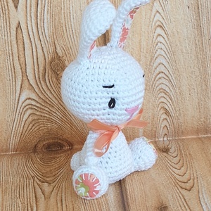 Nyuszi lány -barack virágos - horgolt marokállat - játék & sport - plüssállat & játékfigura - nyuszi - Meska.hu