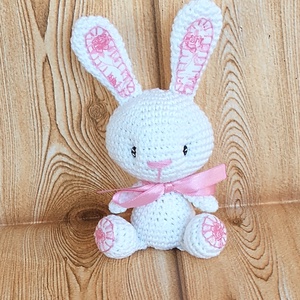 Fehér Nyuszi lány - rózsás - horgolt marokállat - játék & sport - plüssállat & játékfigura - nyuszi - Meska.hu