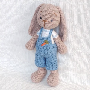 Nyuszi Peti - répás nadrágban  - horgolt - nyuszi figura  - játék & sport - plüssállat & játékfigura - nyuszi - Meska.hu