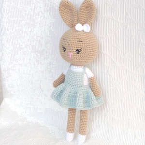 Bézs - horgolt nyuszilány - világoskék ruhás - horgolt nyuszi figura - játék & sport - plüssállat & játékfigura - nyuszi - Meska.hu