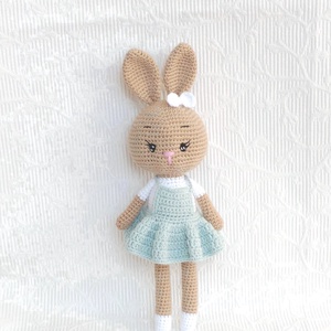 Bézs - horgolt nyuszilány - világoskék ruhás - horgolt nyuszi figura - játék & sport - plüssállat & játékfigura - nyuszi - Meska.hu