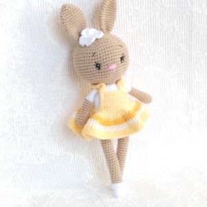 Bézs - horgolt nyuszilány -sárga ruhás - horgolt nyuszi figura - játék & sport - plüssállat & játékfigura - nyuszi - Meska.hu