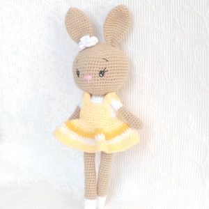 Bézs - horgolt nyuszilány -sárga ruhás - horgolt nyuszi figura - játék & sport - plüssállat & játékfigura - nyuszi - Meska.hu