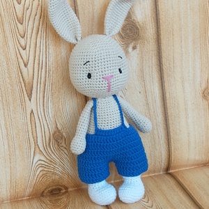 Horgolt nyúl - kék nadrágban 1 -horgolt figura - játék & sport - plüssállat & játékfigura - nyuszi - Meska.hu