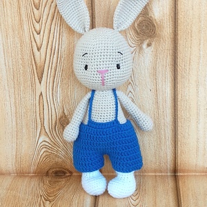 Horgolt nyúl - kék nadrágban 1 -horgolt figura - játék & sport - plüssállat & játékfigura - nyuszi - Meska.hu