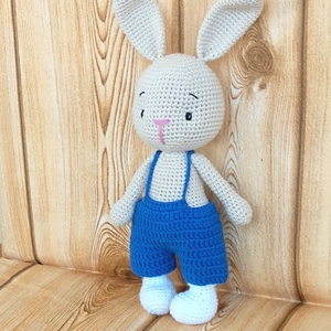 Horgolt nyúl - kék nadrágban 1 -horgolt figura - játék & sport - plüssállat & játékfigura - nyuszi - Meska.hu