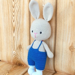 Horgolt nyúl - 2. levehető nadrágban  -horgolt figura - játék & sport - plüssállat & játékfigura - nyuszi - Meska.hu