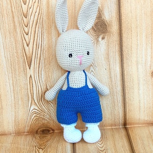 Horgolt nyúl - 2. levehető nadrágban  -horgolt figura - játék & sport - plüssállat & játékfigura - nyuszi - Meska.hu
