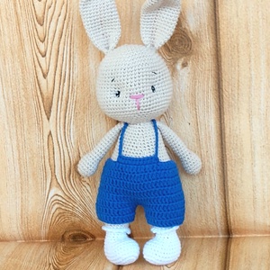 Horgolt nyúl - 3. - levehető királykék nadrágban  - horgolt figura - játék & sport - plüssállat & játékfigura - nyuszi - Meska.hu