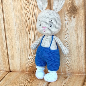 Horgolt nyúl - 3. - levehető királykék nadrágban  - horgolt figura - játék & sport - plüssállat & játékfigura - nyuszi - Meska.hu