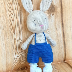 Horgolt nyúl - 3. - levehető királykék nadrágban  - horgolt figura - játék & sport - plüssállat & játékfigura - nyuszi - Meska.hu