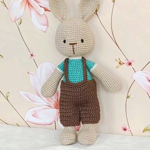 Nyuszi fiú - horgolt - barna nadrágban - horgolt nyuszi figura, Játék & Sport, Baba & babaház, Öltöztethető baba, Horgolás, MESKA